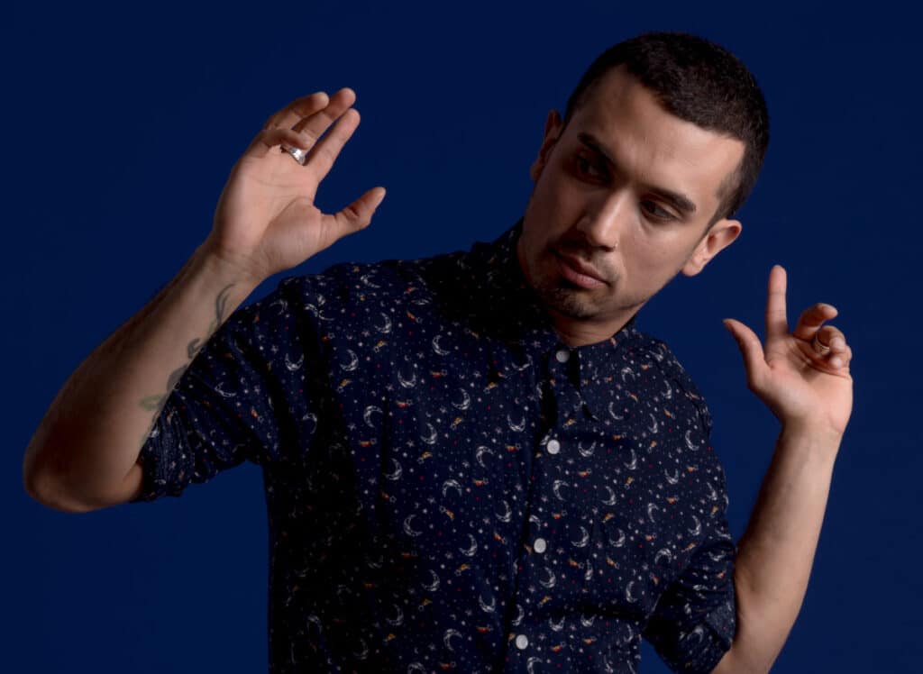 Esteban Martínez: "En estos momentos la canción se resignifica" - Esteban Martínez: Creo que tiene que ver con esa necesidad que nos pasa a los artistas de volcar la parte sentimental a una canción. Es una de las formas que tenemos de comunicar lo que de otra manera no podemos. Alguien te puede escribir una carta, mandar una foto o escribirte un tema, casi como si fuera un mensaje a pedido. Esteban Martínez