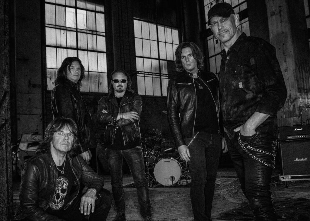 Europe: "Antes del grunge, el rock era muy predecible" - ¿Pero qué pasa cuando lo que se muere no es un ser humano? ¿Cómo se enfrenta el duelo de algo que ya se tragó el pasado? Créase o no, la banda sueca Europe tuvo su ceremonia mortuoria. Tranquilos: el cantante Joey Tempest, el guitarrista John Norum, el tecladista Mic Michaeli, el bajista John Leven y el baterista Ian Haugland gozan de una salud extraordinaria. Europe