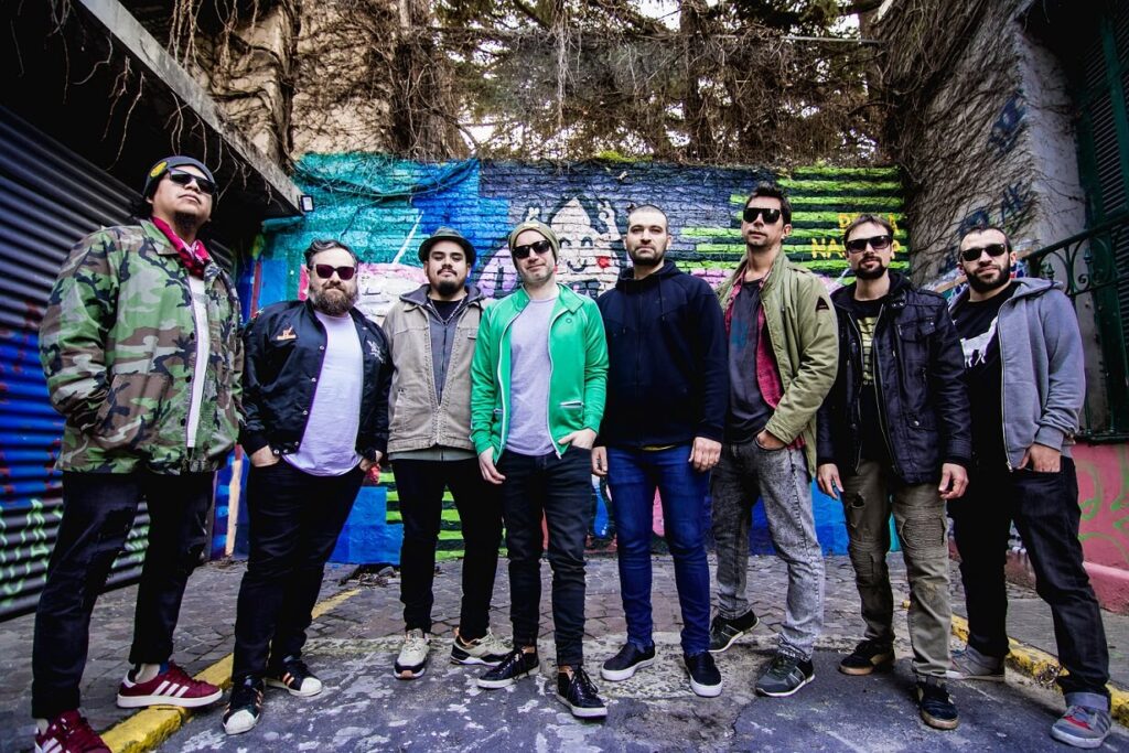 Falsa Cubana: "la música nos lleva a lugares que jamás hubiésemos conocido" - "Le dimos ese nombre porque hace más de trece años que la música nos lleva a un montón de lugares que jamás hubiésemos conocido, además de tener una conexión de hermandad/amistad que nos motiva a seguir en el mismo camino, en el mismo viaje –relata Rodrigo Paz, guitarrista y cantante de Falsa Cubana-. La canción que le da nombre al álbum tiene este sentimiento de que es lo que queremos en nuestro viaje, sin saber con qué nos vamos a encontrar, pero con que la música nos siga haciendo viajar de esta manera, como un modo de vida". Falsa Cubana