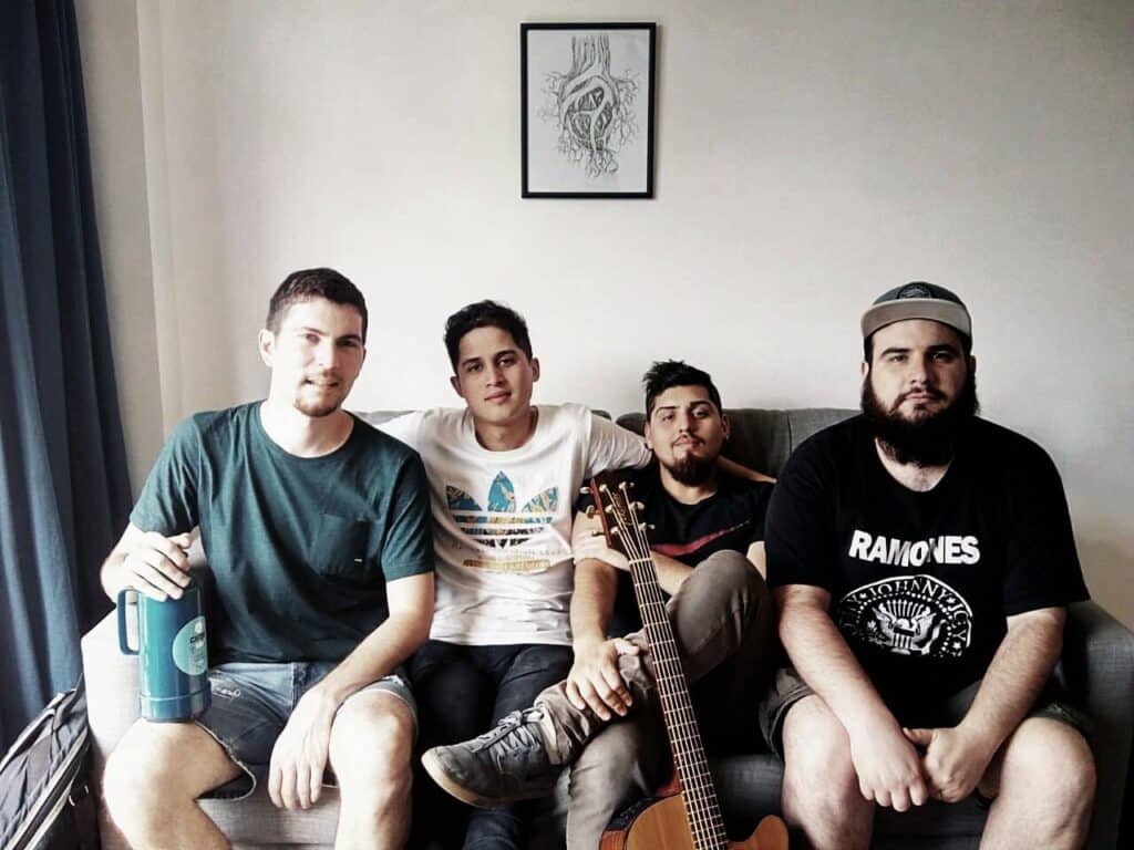 Galería de Raíces: "¿Cuál es el costo de aquellas cosas que perduran?" - Galería de raíces nace a finales del 2017 y poco tiempo después lanza su primer material discográfico "Contracultura". Sus siete tracks apuntan al rock progresivo a través de influencias como Pink Floyd, Alan Parsons, Steven Wilson y XTC. Galería de Raíces