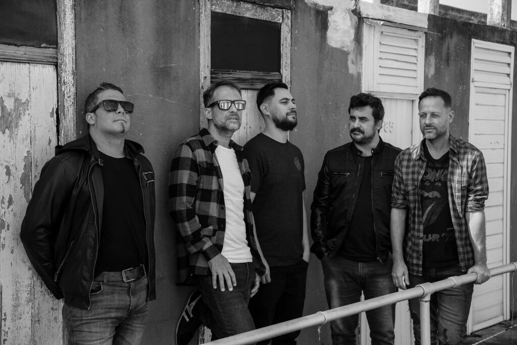 Garufas: "El paso del tiempo es la mejor escuela" - "El paso del tiempo es la mejor escuela. Somos mejores ahora. Nos entendemos y disfrutamos de los shows más que antes", señala su cantante y guitarrista Diego Elicegui sobre la evolución de Garufas en esta década de trayectoria y recuerda sobre aquellos comienzos: "Durante los primeros meses de 2009 nos dedicamos a hacer una sala de ensayo en el fondo de casa, usando una habitación vieja de madera. Lo vivíamos con mucho entusiasmo. Ahí mismo grabamos los primeros demos. Grabamos nueve canciones, pero se perdieron los audios de seis. Así que sacamos un demo de tres para repartir entre los amigos. Vino el show debut y al año siguiente nos contactamos con Martín Méndez para grabar el disco". Garufas