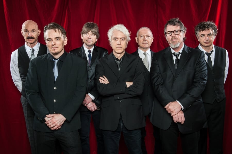 Gavin Harrison: "King Crimson es una bestia que respira por sí misma" - -Exacto. Con King Crimson todos usamos in-ears y mixers, así que es bastante consistente. No me pierdo, pero no tengo idea de cómo sueno para el público. Tengo que confiar un montón en el ingeniero, y obvio que las salas son diferentes. A veces tocamos al aire libre, otras en una arena o en un teatro. Igual puedo escuchar y "sentir" todo, aunque tenga los monitores en mis oídos. Estoy feliz de entregarme a Chris Porter -el sonidista-, porque sé que le traslada correctamente esa información al público y a los discos en vivo. King Crimson