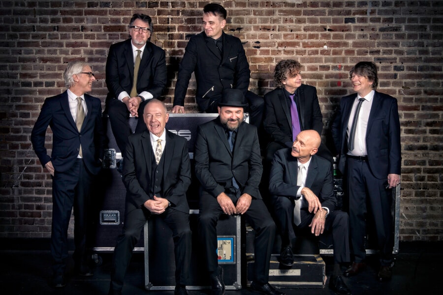 Gavin Harrison: "King Crimson es una bestia que respira por sí misma" - -Exacto. Con King Crimson todos usamos in-ears y mixers, así que es bastante consistente. No me pierdo, pero no tengo idea de cómo sueno para el público. Tengo que confiar un montón en el ingeniero, y obvio que las salas son diferentes. A veces tocamos al aire libre, otras en una arena o en un teatro. Igual puedo escuchar y "sentir" todo, aunque tenga los monitores en mis oídos. Estoy feliz de entregarme a Chris Porter -el sonidista-, porque sé que le traslada correctamente esa información al público y a los discos en vivo. King Crimson