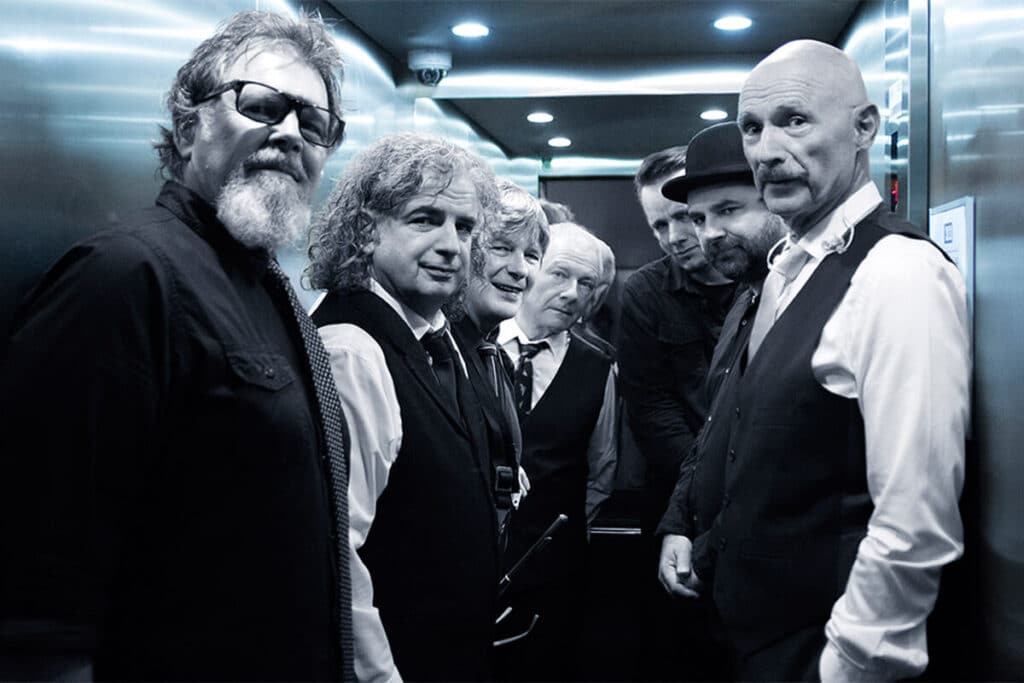Gavin Harrison: "King Crimson es una bestia que respira por sí misma" - -Exacto. Con King Crimson todos usamos in-ears y mixers, así que es bastante consistente. No me pierdo, pero no tengo idea de cómo sueno para el público. Tengo que confiar un montón en el ingeniero, y obvio que las salas son diferentes. A veces tocamos al aire libre, otras en una arena o en un teatro. Igual puedo escuchar y "sentir" todo, aunque tenga los monitores en mis oídos. Estoy feliz de entregarme a Chris Porter -el sonidista-, porque sé que le traslada correctamente esa información al público y a los discos en vivo. King Crimson