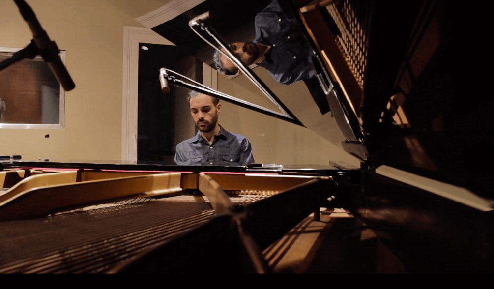 Germán Coppola: "Me interesa buscar y nutrirme de las diversas sonoridades" - "Es una obra conceptual de composiciones propias e inéditas, la cual nos relata tres historias. A priori, inconexas entre sí, pero que de alguna manera lo que sucede en una, nos ilumina, alimenta y enriquece a la otra y así recíprocamente –explica Germán Coppola sobre su nuevo álbum-. Cada canción nos refleja un humor y estado emocional distinto, y están acompañadas de un video musical dirigido por tres directores diferentes, donde a través de sus miradas nos reflejan cada historia". Germán Coppola