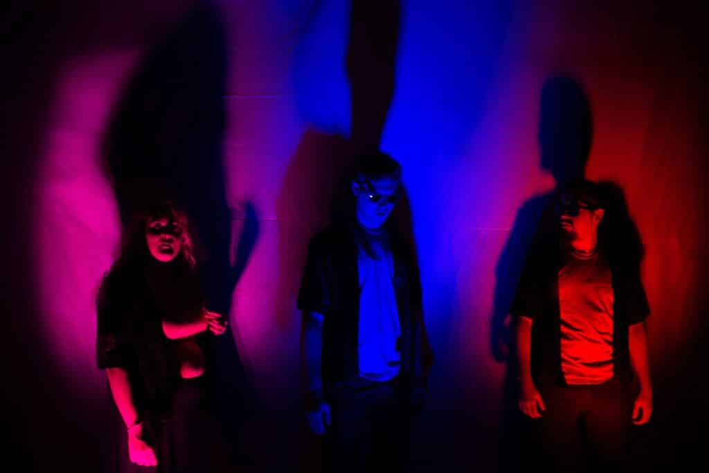 Guater Pruf Gruv: "El rock corre por nuestras venas" - "Cuando formamos Guater Pruf Gruv lo que queríamos principalmente era poder tocar todo lo que nos gustara o quisiéramos sin atarnos a un género especifico. Y ‘Atípica danza de moléculas’ es el fiel reflejo de eso", afirma con seguridad su baterista Gopal Stecyk. Guater Pruf Gruv