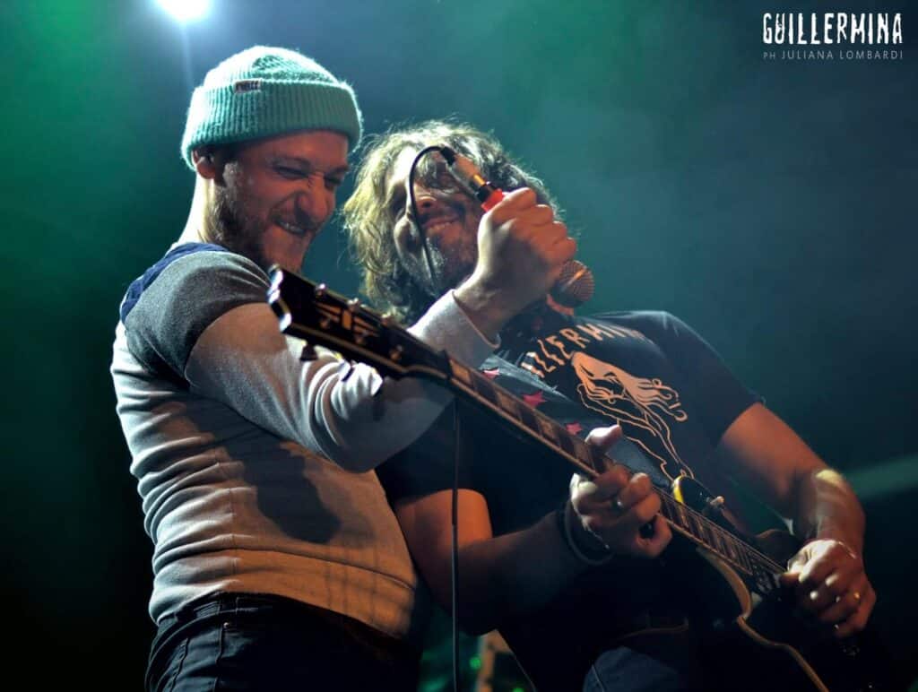 Guillermina festejó sus 20 años a puro sentimiento - Varios amigos invitados subieron al escenario para celebrar junto a la banda las dos décadas ganadas. Desde Matias Butti y Matías Gáspari, ex bateros de Guillermina, hasta el propio Catriel Ciavarella (Divididos) que se lució en "Nubes del 55" y "Escapar"; Pablo Romero y Tincho Millán (Árbol) no se quedaron atrás en "Ggg"; Manu Varela (La Renga) hizo de las suyas en "Parece"; y, finalmente, dos integrantes de La Chilinga acompañaron al ritmo de los tambores en "El Porvenir". Guillermina. Foto: Juliana Lombardi
