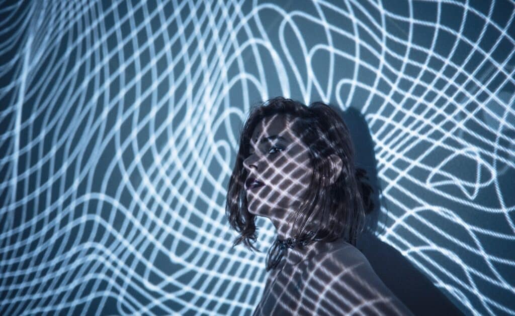 Holms: “El concepto sigue siendo super oscuro” - Como anticipo de su segundo disco, la cantante Camil Holms presenta "Antigravedad", una canción con aires nostálgicos y melancólicos y que se aleja de los riffs rockeros del anterior material pero que conserva la oscuridad que caracteriza al proyecto. Holms