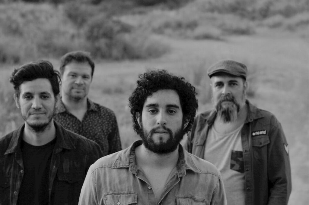 Indio Brujo: "El sonido de la banda es el resumen de nuestras influencias" - "El sonido de la banda es el resumen de nuestras influencias –afirma Mauri Ponce, guitarrista de Indio Brujo-. Cada uno viene de distintos proyectos y con mucha música en la cabeza, por eso nos sorprende la química que hay porque cuando alguien trae algo a la sala seguramente los otros van a tocar algo que va a funcionar o te va a sorprender para dónde evoluciona la canción. Al ser de La Pampa, asociamos mucho nuestro oeste con el western y su paisaje y es como que armamos nuestra película visual y sónica desde ahí, desde un principio. Con guitarra con reverbs y slide era imposible no transportarnos ahí". Indio Brujo