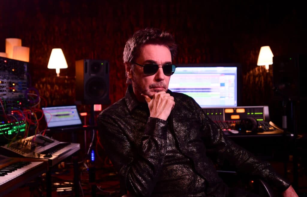 Jean-Michel Jarre: "Tenemos que prepararnos para conquistar otros planetas" - La Défense es uno de los barrios más modernos de París. Estamos en julio de 1990, y Jean-Michel Jarre llega para preparar otro de sus conciertos históricos. Hoy, unas dos millones y medio de personas se van a concentrar frente al escenario (y en medio de la ciudad), en lo que será su recital más importante hasta la fecha. Jean-Michel Jarre
