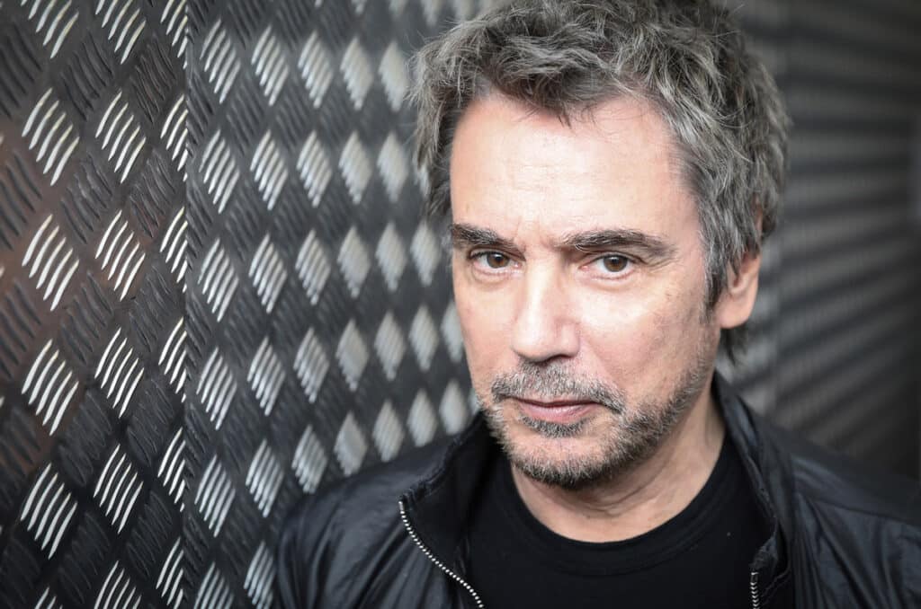 Jean-Michel Jarre: "Tenemos que prepararnos para conquistar otros planetas" - La Défense es uno de los barrios más modernos de París. Estamos en julio de 1990, y Jean-Michel Jarre llega para preparar otro de sus conciertos históricos. Hoy, unas dos millones y medio de personas se van a concentrar frente al escenario (y en medio de la ciudad), en lo que será su recital más importante hasta la fecha. Jean-Michel Jarre