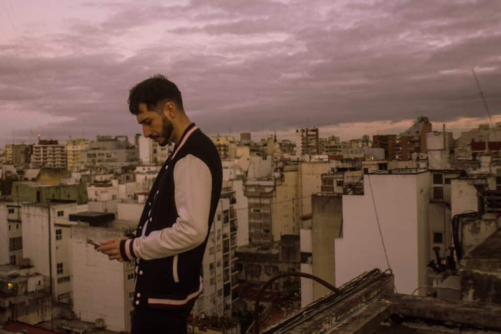 Kianea presenta su "Juego limpio" - Kianea es el nuevo proyecto de Mauro Chianea, un músico, productor y DJ nacido en la ciudad de Neuquén y radicado en Capital Federal desde 2017. Con participación en distintos proyectos tanto en el alto valle de Río Negro y Neuquén, como en CABA, Mauro encarna esta nueva identidad para mostrar un lado meramente personal, donde los estilos no sean límites, si no posibilidades. Kianea