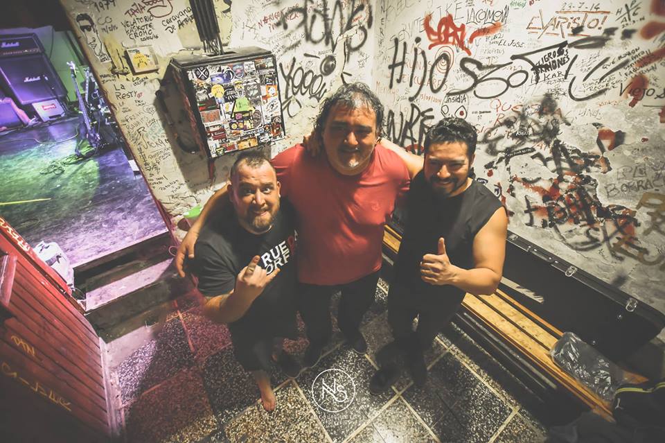 La Rueda de Orfeo: "una muestra de lo que somos: directo, visceral y honesto" - El nuevo disco de La Rueda De Orfeo comenzó a gestarse mucho antes de entrar al estudio Romaphonic. En el deseo de hacer un mejor material, buscaron capacitarse y lograron grabarlo en tan sólo tres días con el aporte de la ingeniera Paulina Chiarantano y Edu Pereyra en la mezcla y mastering. Pero para que esto fuese realmente posible, convocaron también al "Tano" Cavalletti como drum doctor. La Rueda de Orfeo