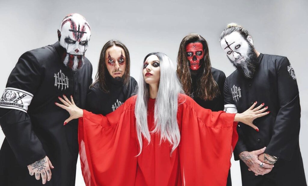 Lacuna Coil: "En las redes, todos quieren parecer ricos, felices y populares" - Para el álbum, Lacuna Coil ensanchó su propuesta y llegó a un sonido más extremo. En "Delirium" (2016) ya habían explorado los horrores de la vida cotidiana, pero las nuevas letras los profundizan y tocan conceptos como la pérdida, la depresión y la falsa felicidad de los medios e influencers. Básicamente, la premisa de que "no es necesario sonreír siempre" ni proyectar una vida ficticia. Lacuna Coil