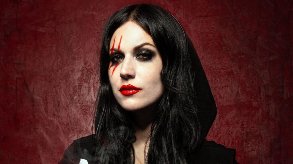 Lacuna Coil: "En las redes, todos quieren parecer ricos, felices y populares" - Para el álbum, Lacuna Coil ensanchó su propuesta y llegó a un sonido más extremo. En "Delirium" (2016) ya habían explorado los horrores de la vida cotidiana, pero las nuevas letras los profundizan y tocan conceptos como la pérdida, la depresión y la falsa felicidad de los medios e influencers. Básicamente, la premisa de que "no es necesario sonreír siempre" ni proyectar una vida ficticia. Lacuna Coil