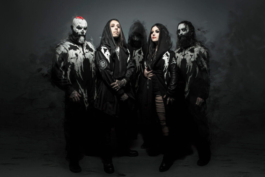 Lacuna Coil: "En las redes, todos quieren parecer ricos, felices y populares" - Para el álbum, Lacuna Coil ensanchó su propuesta y llegó a un sonido más extremo. En "Delirium" (2016) ya habían explorado los horrores de la vida cotidiana, pero las nuevas letras los profundizan y tocan conceptos como la pérdida, la depresión y la falsa felicidad de los medios e influencers. Básicamente, la premisa de que "no es necesario sonreír siempre" ni proyectar una vida ficticia. Lacuna Coil