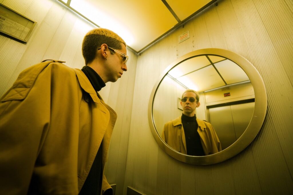 Lucas Contenti: "Hay una especie de muerte mía que buscará renacer entre la belleza de un mundo caótico" - “Desde que salió ‘Bela Noux’ (2019) no pude parar de escribir y producir canciones. Habré hecho 30 o 40, a las que algunas descarté y otras las voy a usar para un nuevo disco. Mucha bajada de línea del inconsciente colectivo, de sensaciones y deseos que me atravesaron este último tiempo”, afirma Lucas Contenti sobre la necesidad de lanzar material nuevo tras la salida de su álbum debut el año pasado. Lucas Contenti
