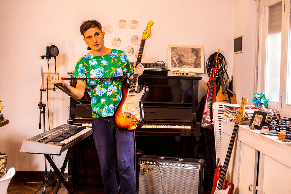 Luciano Gagliesi: "Mi música está influenciada por la new wave" - “‘Permanece invisible’ es eso que no conocemos bien, que no estamos del todo seguros de su existencia pero que a la vez nos impulsa, nos inspira y nos interpela a tal punto que ya no necesitamos que se materialice ni darle ninguna forma en particular. Solo necesitamos que esté ahí y permanezca invisible”, afirma Luciano Gagliesi sobre el concepto de su segunda placa discográfica y agrega: “La inspiración central viene de ese lugar, pero también se van colando temáticas un poco más cotidianas y mundanas que voy contando a lo largo de las canciones y que tienen que ver con mi vida y probablemente funcionen como un recorte de este momento particular”. Luciano Gagliesi
