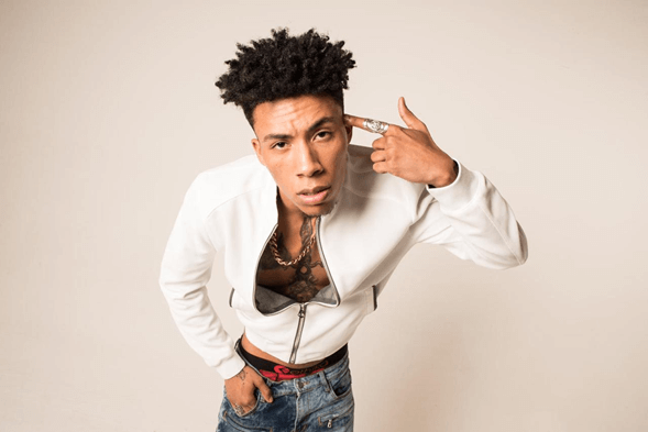 Menace Deville, la nueva revelación del trap internacional - El cantante y compositor Menace Deville nació en España, pero con apenas 20 años ya ha vivido en Las Vegas, Mallorca y Madrid hasta llegar a Miami, lugar donde reside actualmente. Hijo de dos talentosos y reconocidos músicos a nivel internacional, el artista decidió dedicarse profesionalmente a la expresión artística que aprendió desde niño a través de su familia. Menace Deville