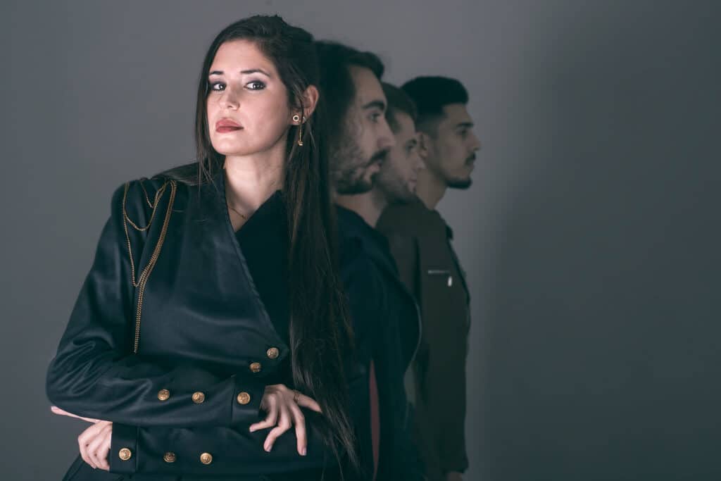Mica Racciatti - Set Eléctrico presenta "Previo aviso" - Mica Racciatti explora su faceta compositiva a través de la búsqueda de sonidos e intensidades en formato banda. Su repertorio fusiona estilos diversos como el rock alternativo, el funk, el blues y el hard rock, entre otros. El álbum debut fue grabado y mezclado en Estudios Penny Lane por Lorenzo Leto, masterizado por Carlos Altolaguirre y producido por Denis Martínez. Mica Racciatti