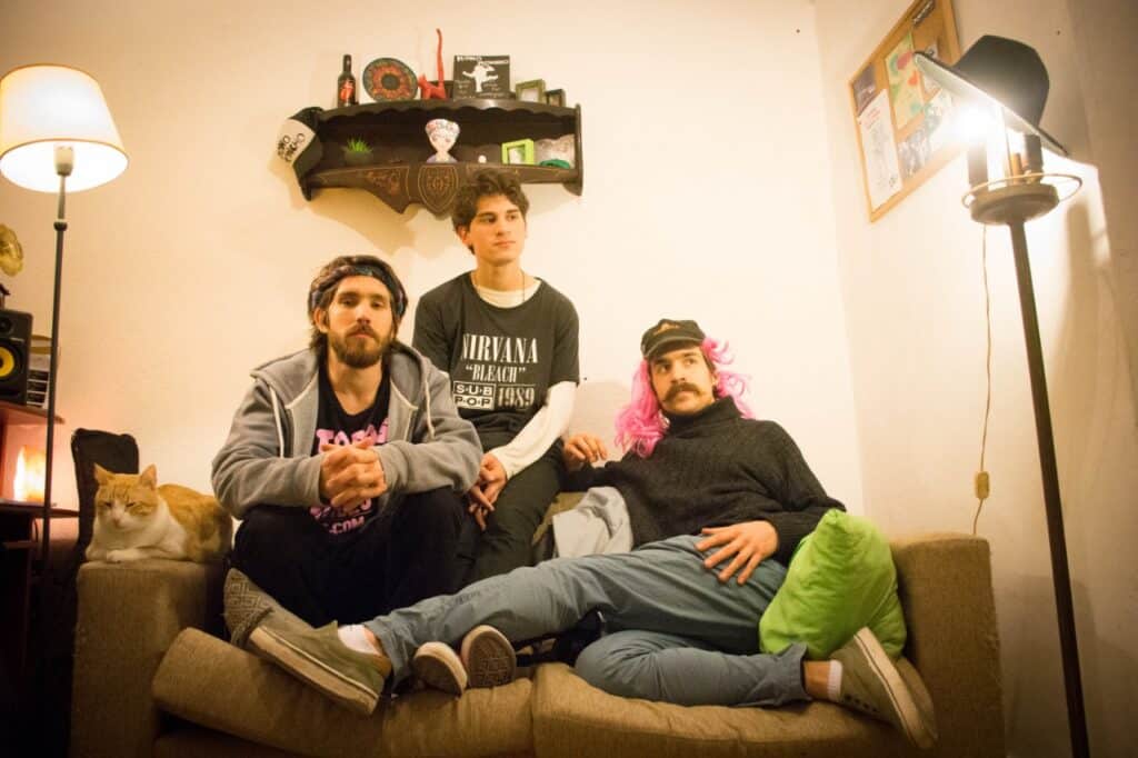 Mono Moncho: "Estamos pensando en tomarnos un tiempo indefinido sin tocar" - “El sonido que hoy en día nos caracteriza es el resultado de años de tocar, ir probando cosas, hay mucha experimentación –afirma Nacho Antón, voz y guitarra de Mono Moncho-. Son nuestros gustos y también lo que sale, y la fusión que se va encontrando tras tantos años de ir buscando sonidos”. Mono Moncho