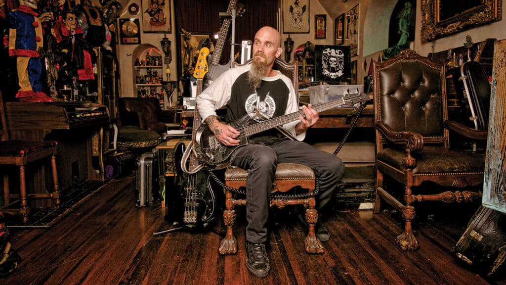 Nick Oliveri: "Mondo Generator me mantiene fuera de problemas" - Nick Oliveri es, esencialmente, un tipo impredecible. Quizás por eso se convirtió en uno de los personajes más interesantes del rock. Básicamente, siempre tuvo una forma de vida más cercana al punk que cualquiera (algo así como una versión controlada de GG Allin). Es una anti-estrella, un trovador de culto capaz de componer canciones rabiosas como “Six Shooter”, pero también baladas sentimentales al estilo de “Auto Pilot”. Y sin dudas, consumió mucho más que nicotina, valium, vicodin, marihuana, éxtasis y alcohol. Nick Oliveri