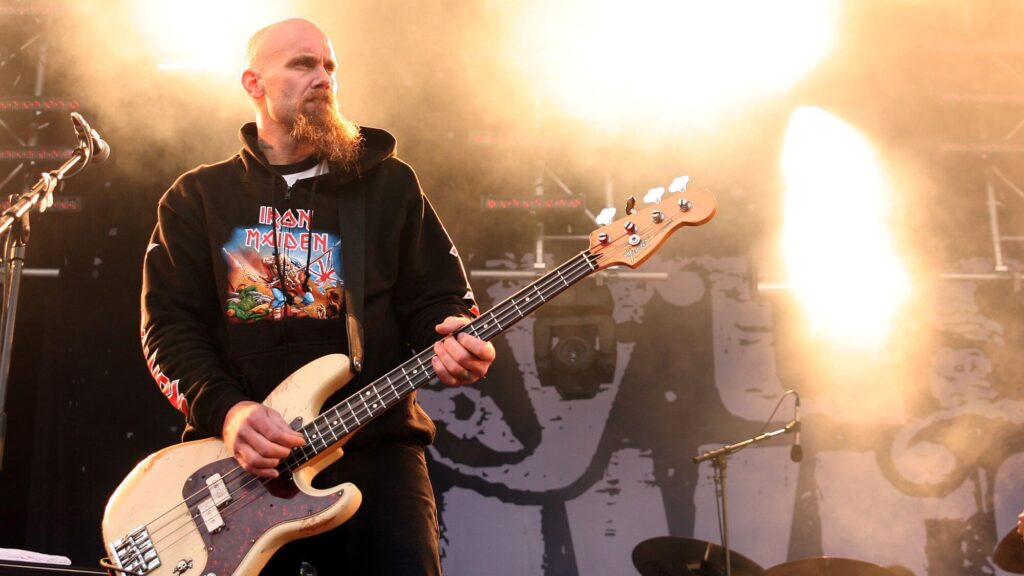 Nick Oliveri: "Mondo Generator me mantiene fuera de problemas" - Nick Oliveri es, esencialmente, un tipo impredecible. Quizás por eso se convirtió en uno de los personajes más interesantes del rock. Básicamente, siempre tuvo una forma de vida más cercana al punk que cualquiera (algo así como una versión controlada de GG Allin). Es una anti-estrella, un trovador de culto capaz de componer canciones rabiosas como “Six Shooter”, pero también baladas sentimentales al estilo de “Auto Pilot”. Y sin dudas, consumió mucho más que nicotina, valium, vicodin, marihuana, éxtasis y alcohol. Nick Oliveri