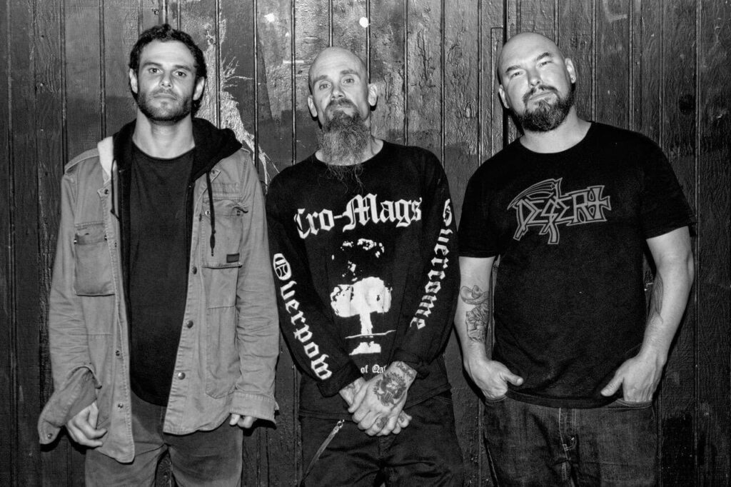 Nick Oliveri: "Mondo Generator me mantiene fuera de problemas" - Nick Oliveri es, esencialmente, un tipo impredecible. Quizás por eso se convirtió en uno de los personajes más interesantes del rock. Básicamente, siempre tuvo una forma de vida más cercana al punk que cualquiera (algo así como una versión controlada de GG Allin). Es una anti-estrella, un trovador de culto capaz de componer canciones rabiosas como “Six Shooter”, pero también baladas sentimentales al estilo de “Auto Pilot”. Y sin dudas, consumió mucho más que nicotina, valium, vicodin, marihuana, éxtasis y alcohol. Nick Oliveri
