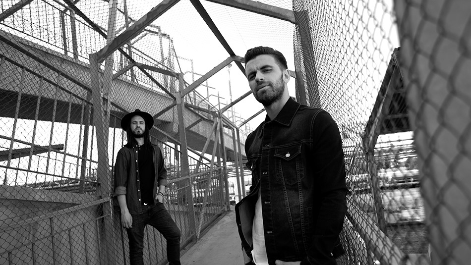 O'Clock presenta su nuevo disco "Mundo de plástico" - El dúo cordobés formado por los hermanos Rodrigo y Gonzalo Castiñeira, presenta su nuevo material discográfico compuesto por 7 canciones pop/rock modernas con arreglos clásicos. OClock