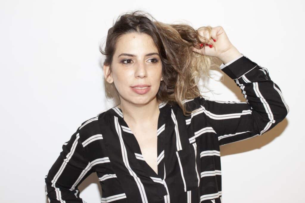 Oli Morera: "Deseo que mi música sea un lugar donde reflejarse" - “Es un álbum de canciones de diferentes épocas que refleja fragmentos de mi historia, distintos momentos, reflexiones, sensaciones que fui sintiendo y transitando a lo largo del tiempo –señala Oli Morera-. Inevitablemente, esas canciones se fueron resignificando en el camino y lo que buscamos con la Esmol Band fue llenarlas de nuestro hoy interpretando su esencia. En definitiva, ‘Hoy sé’ es mucho de lo que fui y de lo que me trajo hasta acá pero también de lo que soy hoy y hacia dónde quiero ir. También tiene que ver con esa búsqueda”. Oli Morera