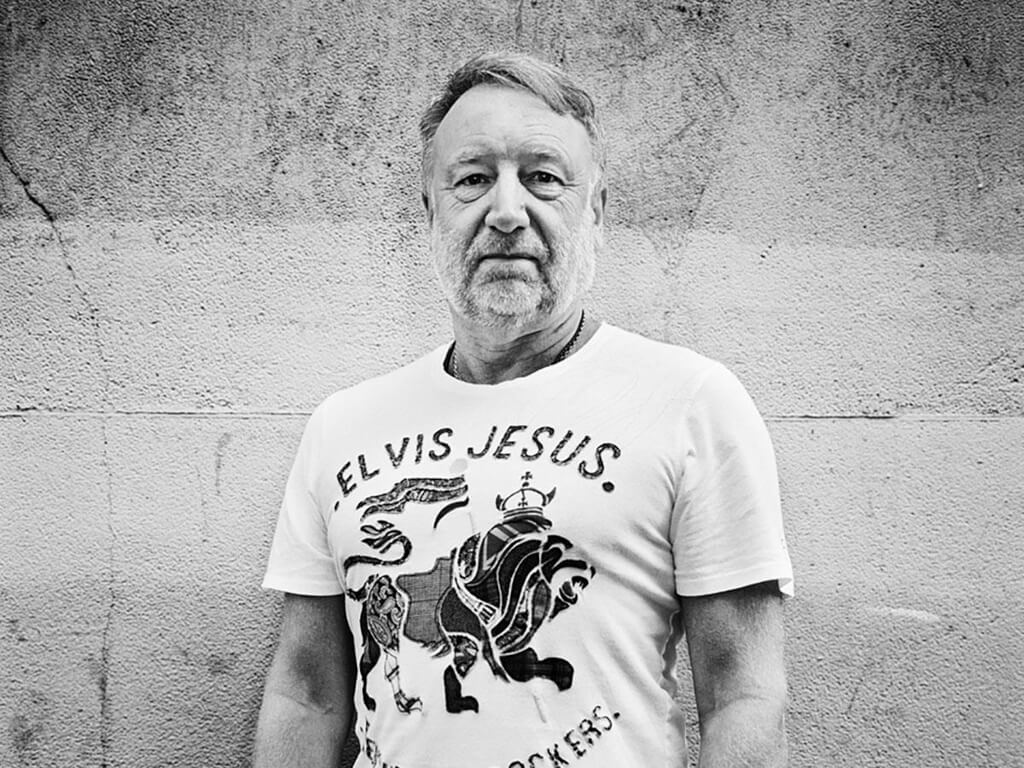 Peter Hook: "Todavía soy dueño del 25% de New Order" - -Practico mindfulness y debería salir lo máximo posible, pero me ejercito como loco y trato de trabajar a full. Mi esposa aprovecha bien mi encierro, asegurándose de que haga lo que pospuse durante años. Imagino que todos los hombres estamos en la misma (se ríe). Por otro lado, es lindo tener una pausa y apreciar los shows, porque los tomaba como algo normal. Esta mañana revisé los mails, y se suspendieron ocho festivales a los que íbamos a ir. Los músicos nos autosustentamos y estamos sufriendo, porque vivimos de que el público se junte. Hace unas semanas se hizo un concierto en Manchester a beneficio de la gente de la calle, pero ni siquiera pude participar por internet, porque también tuve neumonía y sufro de asma. Debo alejarme de todos, incluyendo los músicos de mi banda. Al menos, mi casa quedó ordenada y limpia. También terminé de grabar mi audiolibro de New Order, y me parece que el primero que escribí ya se consigue en la Argentina, ¿no? Peter Hook