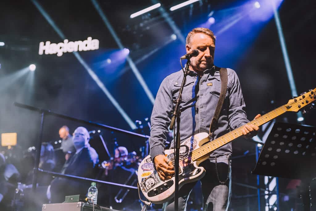 Peter Hook: "Todavía soy dueño del 25% de New Order" - -Practico mindfulness y debería salir lo máximo posible, pero me ejercito como loco y trato de trabajar a full. Mi esposa aprovecha bien mi encierro, asegurándose de que haga lo que pospuse durante años. Imagino que todos los hombres estamos en la misma (se ríe). Por otro lado, es lindo tener una pausa y apreciar los shows, porque los tomaba como algo normal. Esta mañana revisé los mails, y se suspendieron ocho festivales a los que íbamos a ir. Los músicos nos autosustentamos y estamos sufriendo, porque vivimos de que el público se junte. Hace unas semanas se hizo un concierto en Manchester a beneficio de la gente de la calle, pero ni siquiera pude participar por internet, porque también tuve neumonía y sufro de asma. Debo alejarme de todos, incluyendo los músicos de mi banda. Al menos, mi casa quedó ordenada y limpia. También terminé de grabar mi audiolibro de New Order, y me parece que el primero que escribí ya se consigue en la Argentina, ¿no? Peter Hook
