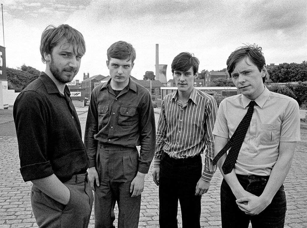 Peter Hook: "Todavía soy dueño del 25% de New Order" - -Practico mindfulness y debería salir lo máximo posible, pero me ejercito como loco y trato de trabajar a full. Mi esposa aprovecha bien mi encierro, asegurándose de que haga lo que pospuse durante años. Imagino que todos los hombres estamos en la misma (se ríe). Por otro lado, es lindo tener una pausa y apreciar los shows, porque los tomaba como algo normal. Esta mañana revisé los mails, y se suspendieron ocho festivales a los que íbamos a ir. Los músicos nos autosustentamos y estamos sufriendo, porque vivimos de que el público se junte. Hace unas semanas se hizo un concierto en Manchester a beneficio de la gente de la calle, pero ni siquiera pude participar por internet, porque también tuve neumonía y sufro de asma. Debo alejarme de todos, incluyendo los músicos de mi banda. Al menos, mi casa quedó ordenada y limpia. También terminé de grabar mi audiolibro de New Order, y me parece que el primero que escribí ya se consigue en la Argentina, ¿no? Peter Hook