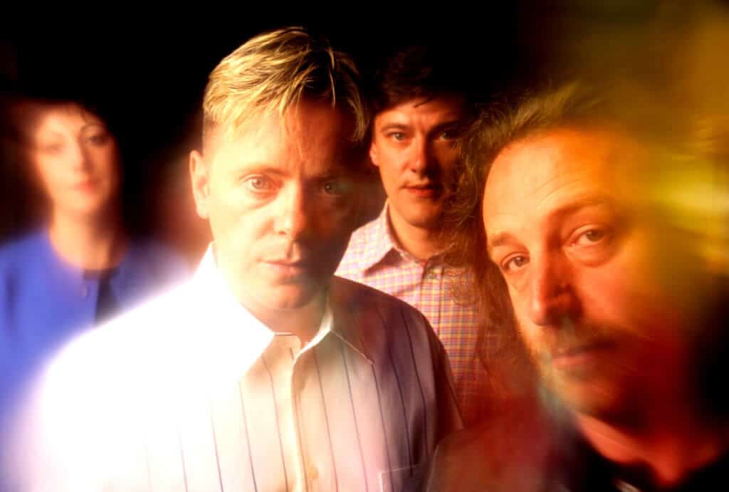Peter Hook: "Todavía soy dueño del 25% de New Order" - -Practico mindfulness y debería salir lo máximo posible, pero me ejercito como loco y trato de trabajar a full. Mi esposa aprovecha bien mi encierro, asegurándose de que haga lo que pospuse durante años. Imagino que todos los hombres estamos en la misma (se ríe). Por otro lado, es lindo tener una pausa y apreciar los shows, porque los tomaba como algo normal. Esta mañana revisé los mails, y se suspendieron ocho festivales a los que íbamos a ir. Los músicos nos autosustentamos y estamos sufriendo, porque vivimos de que el público se junte. Hace unas semanas se hizo un concierto en Manchester a beneficio de la gente de la calle, pero ni siquiera pude participar por internet, porque también tuve neumonía y sufro de asma. Debo alejarme de todos, incluyendo los músicos de mi banda. Al menos, mi casa quedó ordenada y limpia. También terminé de grabar mi audiolibro de New Order, y me parece que el primero que escribí ya se consigue en la Argentina, ¿no? Peter Hook 5