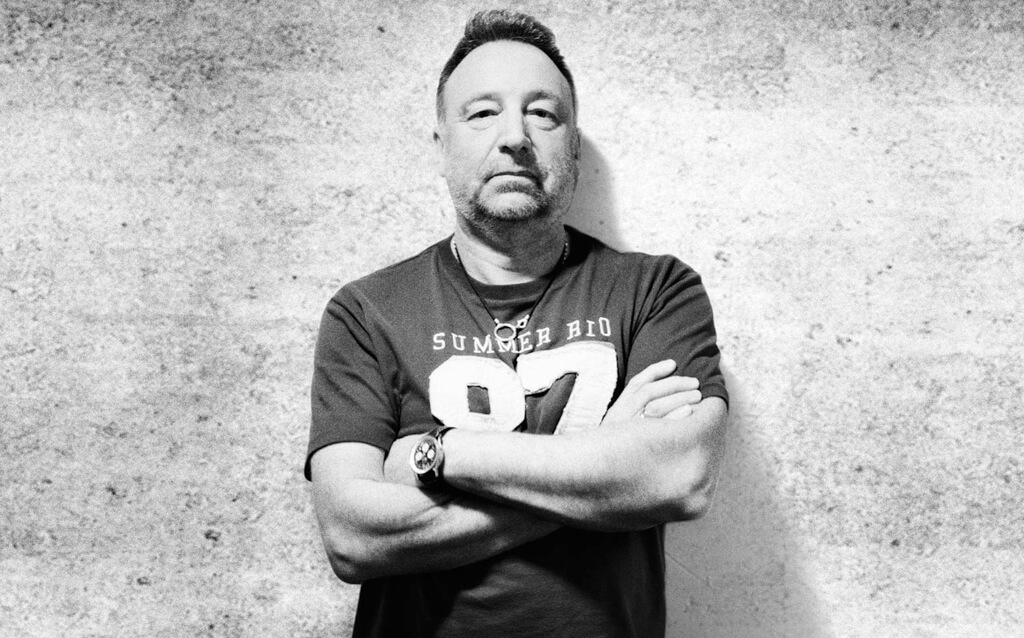 Peter Hook: "Todavía soy dueño del 25% de New Order" - -Practico mindfulness y debería salir lo máximo posible, pero me ejercito como loco y trato de trabajar a full. Mi esposa aprovecha bien mi encierro, asegurándose de que haga lo que pospuse durante años. Imagino que todos los hombres estamos en la misma (se ríe). Por otro lado, es lindo tener una pausa y apreciar los shows, porque los tomaba como algo normal. Esta mañana revisé los mails, y se suspendieron ocho festivales a los que íbamos a ir. Los músicos nos autosustentamos y estamos sufriendo, porque vivimos de que el público se junte. Hace unas semanas se hizo un concierto en Manchester a beneficio de la gente de la calle, pero ni siquiera pude participar por internet, porque también tuve neumonía y sufro de asma. Debo alejarme de todos, incluyendo los músicos de mi banda. Al menos, mi casa quedó ordenada y limpia. También terminé de grabar mi audiolibro de New Order, y me parece que el primero que escribí ya se consigue en la Argentina, ¿no? Peter Hook