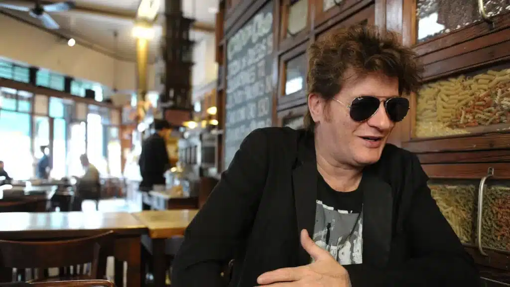 Pipo Cipolatti - Pipo Cipolatti lideró Los Twist, una banda de rock divertido que nació a mediados de 1982. Junto a Daniel Melingo componían letras humorísticas y sarcásticas. El primer disco, "La dicha en movimiento", fue producido por Charly García. Luego editaron otras cinco placas. Pipo Cipolatti