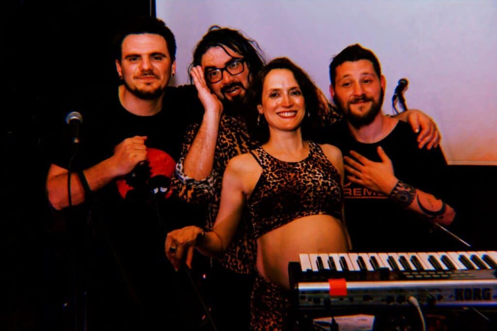 "Beibi": el disco de Placard dedicado a alguien muy especial - Ya disponible en plataformas de virtuales, "Beibi" resultó ser una linda sorpresa para Andrés, hijo de Laura Carbajal (la voz principal de Placard). Placard