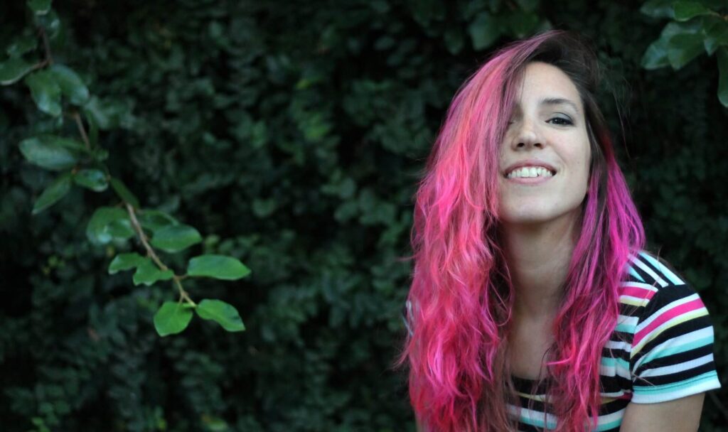 Popi Tass: "Es un sueño hecho realidad y algo que quise casi toda mi vida" - "Compongo desde los 18, más o menos, y siempre soñé con un disco –afirma Georgina Tassara, aka Popi Tass-. Al formar la banda, toda esa energía la deposité ahí, aunque quedaban canciones que no encajaban con ese género. Cuando el grupo tuvo que parar porque nos quedamos sin batero, y esa energía musical no tenía para dónde ir, surgió nuevamente la idea hacer algo sola". Popi Tass