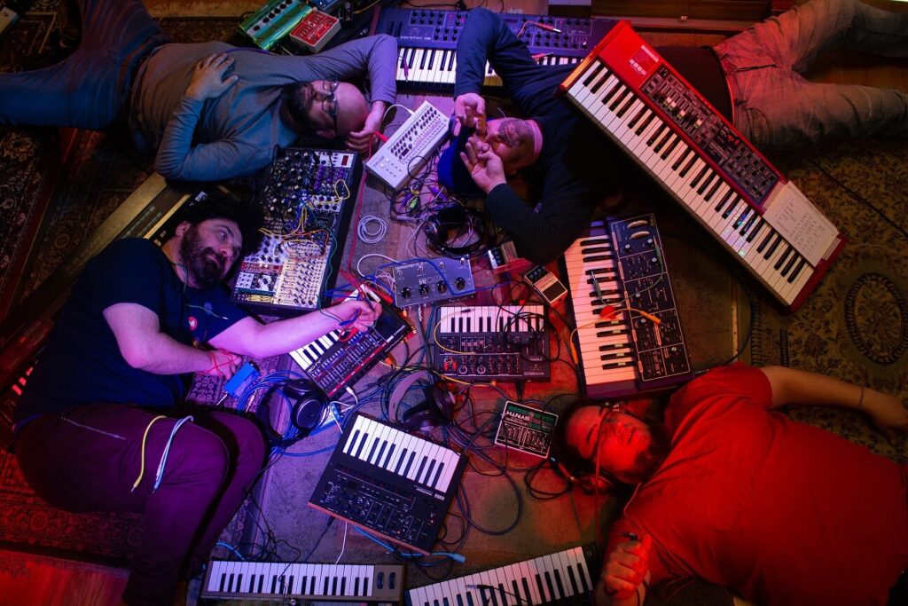 Proyecto Da Silva: "Estamos todos peleados y nos odiamos" - El conjunto de electrorock Proyecto Da Silva acaba de lanzar su tercer disco, "Ey Amigo", con el cual estuvieron recluidos en el estudio todo el año para grabar el material más evolutivo de su carrera. Proyecto Da Silva