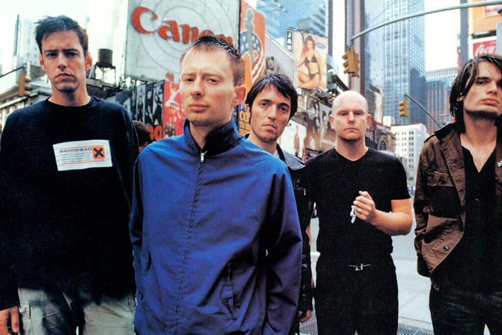 Ed O'Brien, de Radiohead: "Si destruimos el mundo, tantos billetes no van a servirnos de nada" - Paradójicamente, Radiohead (la banda que fundó con el cantante Thom Yorke, el guitarrista y bajista Jonny y Colin Greenwood y el baterista Philip Selway) pasa por su momento más alto. En los círculos musicales se comenta que "Ok Computer" va a ser un clásico. Ed se da cuenta de que tiene que hacer un cambio, y va a ver a un terapeuta. Se siente bien por dos días, pero los otros cinco son una tortura peor. No le funciona, y el círculo vuelve a empezar. Hasta que se da cuenta de que él debe desactivar el modo repeat. Esta es la historia de ese camino. Radiohead