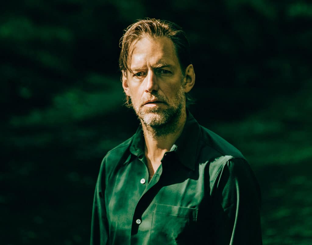 Ed O'Brien, de Radiohead: "Si destruimos el mundo, tantos billetes no van a servirnos de nada" - Paradójicamente, Radiohead (la banda que fundó con el cantante Thom Yorke, el guitarrista y bajista Jonny y Colin Greenwood y el baterista Philip Selway) pasa por su momento más alto. En los círculos musicales se comenta que "Ok Computer" va a ser un clásico. Ed se da cuenta de que tiene que hacer un cambio, y va a ver a un terapeuta. Se siente bien por dos días, pero los otros cinco son una tortura peor. No le funciona, y el círculo vuelve a empezar. Hasta que se da cuenta de que él debe desactivar el modo repeat. Esta es la historia de ese camino. Radiohead