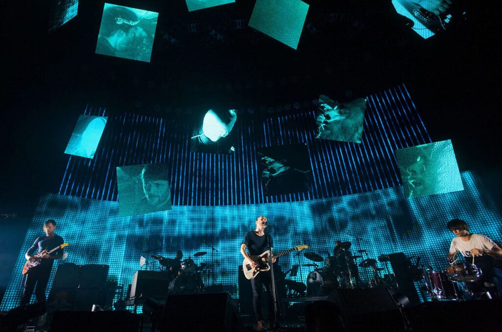 Ed O'Brien, de Radiohead: "Si destruimos el mundo, tantos billetes no van a servirnos de nada" - Paradójicamente, Radiohead (la banda que fundó con el cantante Thom Yorke, el guitarrista y bajista Jonny y Colin Greenwood y el baterista Philip Selway) pasa por su momento más alto. En los círculos musicales se comenta que "Ok Computer" va a ser un clásico. Ed se da cuenta de que tiene que hacer un cambio, y va a ver a un terapeuta. Se siente bien por dos días, pero los otros cinco son una tortura peor. No le funciona, y el círculo vuelve a empezar. Hasta que se da cuenta de que él debe desactivar el modo repeat. Esta es la historia de ese camino. Radiohead