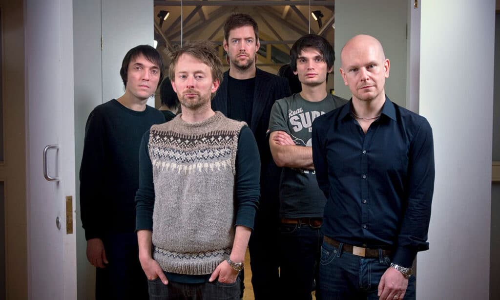Ed O'Brien, de Radiohead: "Si destruimos el mundo, tantos billetes no van a servirnos de nada" - Paradójicamente, Radiohead (la banda que fundó con el cantante Thom Yorke, el guitarrista y bajista Jonny y Colin Greenwood y el baterista Philip Selway) pasa por su momento más alto. En los círculos musicales se comenta que "Ok Computer" va a ser un clásico. Ed se da cuenta de que tiene que hacer un cambio, y va a ver a un terapeuta. Se siente bien por dos días, pero los otros cinco son una tortura peor. No le funciona, y el círculo vuelve a empezar. Hasta que se da cuenta de que él debe desactivar el modo repeat. Esta es la historia de ese camino. Radiohead