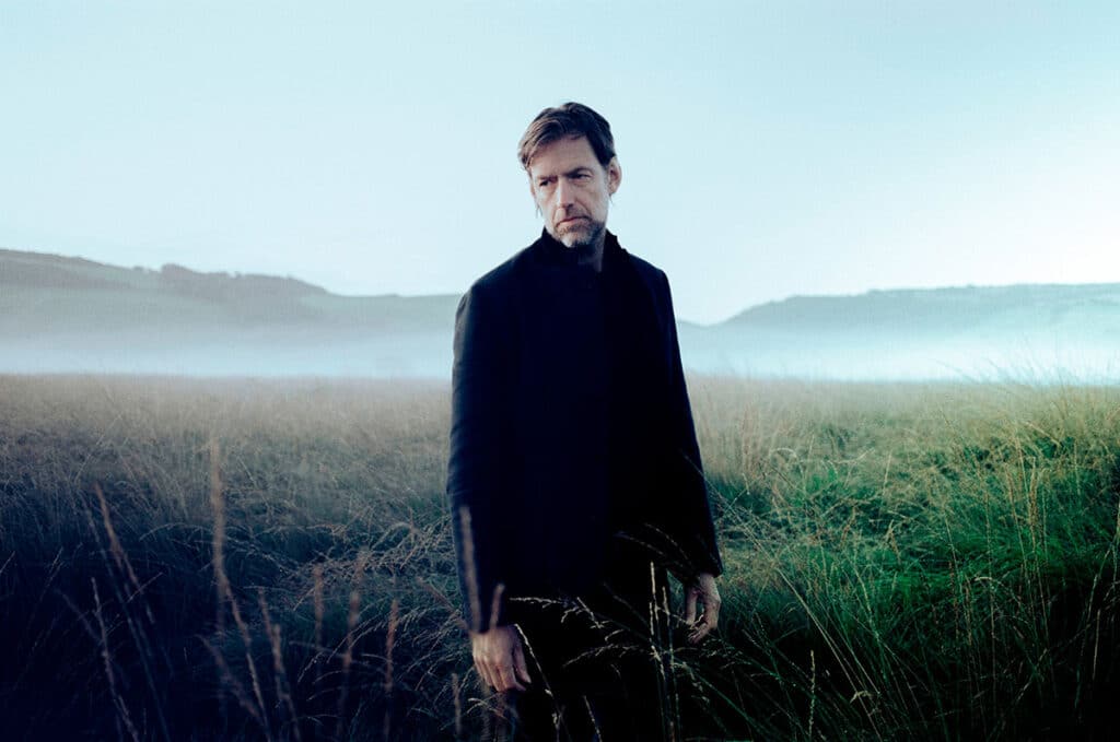 Ed O'Brien, de Radiohead: "Si destruimos el mundo, tantos billetes no van a servirnos de nada" - Paradójicamente, Radiohead (la banda que fundó con el cantante Thom Yorke, el guitarrista y bajista Jonny y Colin Greenwood y el baterista Philip Selway) pasa por su momento más alto. En los círculos musicales se comenta que "Ok Computer" va a ser un clásico. Ed se da cuenta de que tiene que hacer un cambio, y va a ver a un terapeuta. Se siente bien por dos días, pero los otros cinco son una tortura peor. No le funciona, y el círculo vuelve a empezar. Hasta que se da cuenta de que él debe desactivar el modo repeat. Esta es la historia de ese camino. Radiohead