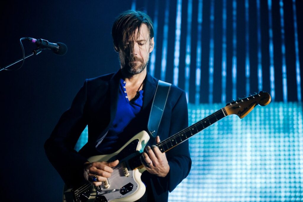 Ed O'Brien, de Radiohead: "Si destruimos el mundo, tantos billetes no van a servirnos de nada" - Paradójicamente, Radiohead (la banda que fundó con el cantante Thom Yorke, el guitarrista y bajista Jonny y Colin Greenwood y el baterista Philip Selway) pasa por su momento más alto. En los círculos musicales se comenta que "Ok Computer" va a ser un clásico. Ed se da cuenta de que tiene que hacer un cambio, y va a ver a un terapeuta. Se siente bien por dos días, pero los otros cinco son una tortura peor. No le funciona, y el círculo vuelve a empezar. Hasta que se da cuenta de que él debe desactivar el modo repeat. Esta es la historia de ese camino. Radiohead