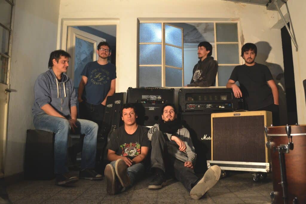 Se Va El Camello, encuarentenado con "Círculo eléctrico" - "Círculo eléctrico" corresponde al tercer disco de Se Va El Camello, banda de rock oriunda de la Ciudad de La Plata que cumple 15 años de trayectoria y está integrada por Tomás Rusconi en voz y guitarra, Esteban Penovi en bajo, Julián Lizardo en batería, Elunén Moreno y Matías Otonelo en guitarras y Ricardo Pelatti en saxo. Se Va El Camello