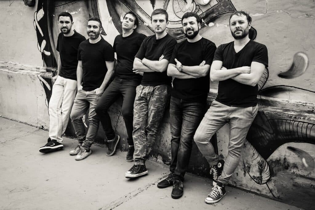 SensaFilo: "Tenemos el ADN de la banda bien plasmado en estas canciones" - “Es un disco en el que queremos mostrar de qué está hecha la banda. De cómo cantamos lo que cantamos y cómo le ponemos música a todo eso –explica Tito Mengelatte, guitarrista de SensaFilo-. Mostrarnos a nosotros mismos, primero que nada, que podemos superarnos y que podemos siempre brindarle un buen rato a la gente en sus oídos. Después de cinco años de “Música para diván”, nuestro trabajo anterior, es bueno darnos una muestra de vida. Estamos en otro momento, más grandes, y con la misma juventud de siempre”. SensaFilo