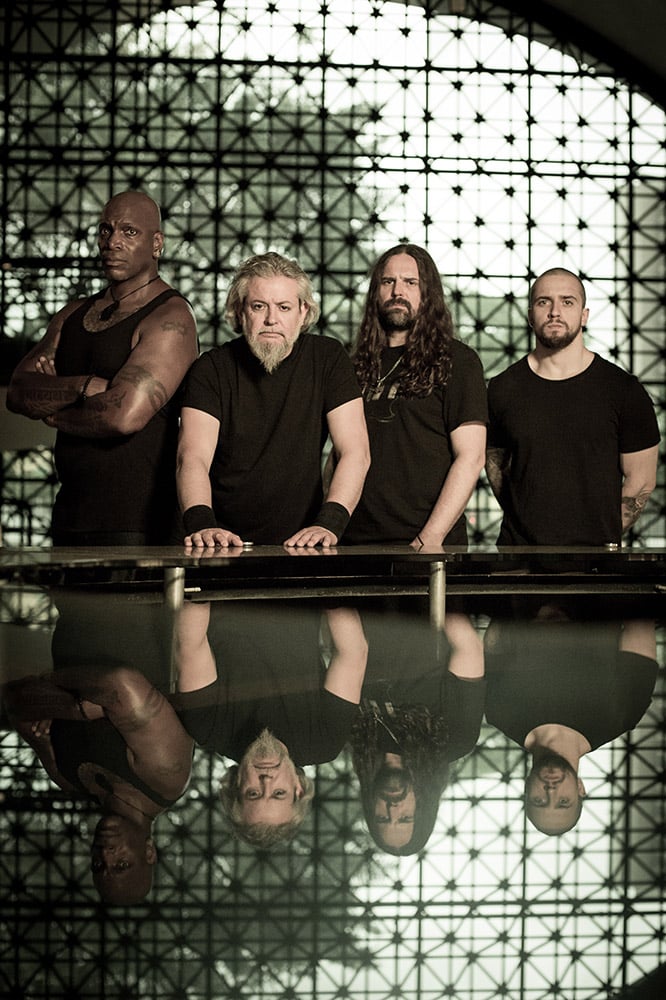 Sepultura: "Aunque sean tiempos oscuros, vemos la luz al final del túnel" - Una prueba está en el nuevo disco de Sepultura, apropiadamente titulado “Quadra” (2020, BMG). Resulta que el guitarrista Andreas Kisser se sumergió en el libro, y junto a sus compañeros, pensó que era un buen concepto para el decimoquinto álbum del cuarteto. Sepultura