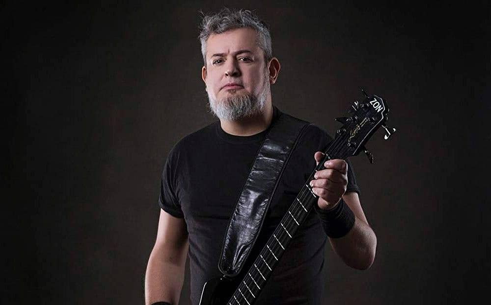 Sepultura: "Aunque sean tiempos oscuros, vemos la luz al final del túnel" - Una prueba está en el nuevo disco de Sepultura, apropiadamente titulado “Quadra” (2020, BMG). Resulta que el guitarrista Andreas Kisser se sumergió en el libro, y junto a sus compañeros, pensó que era un buen concepto para el decimoquinto álbum del cuarteto. Sepultura