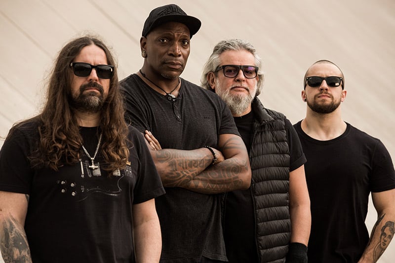 Sepultura: "Aunque sean tiempos oscuros, vemos la luz al final del túnel" - Una prueba está en el nuevo disco de Sepultura, apropiadamente titulado “Quadra” (2020, BMG). Resulta que el guitarrista Andreas Kisser se sumergió en el libro, y junto a sus compañeros, pensó que era un buen concepto para el decimoquinto álbum del cuarteto. Sepultura